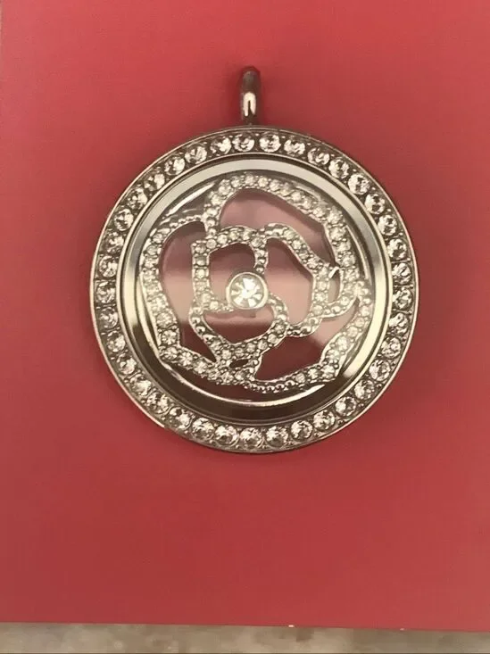Origami Owl Crystal Locket with Crystal Rose insert #stunning locket