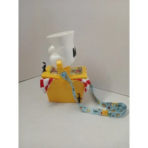DISNEY TOON TOWN‎ PICNIC BASKET WITH MICKEY GLOVE HANDLE