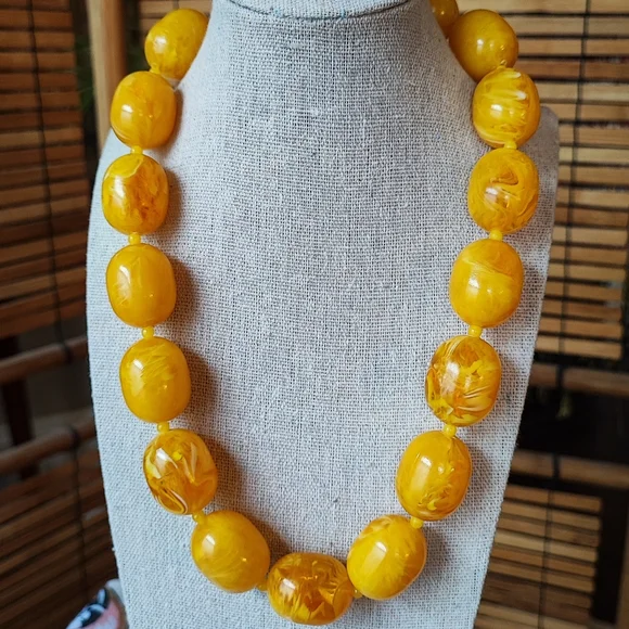 Vintage Lucite Swirled Huge Oval Beads Hidden Screw Clasp Chunky Necklace EUC