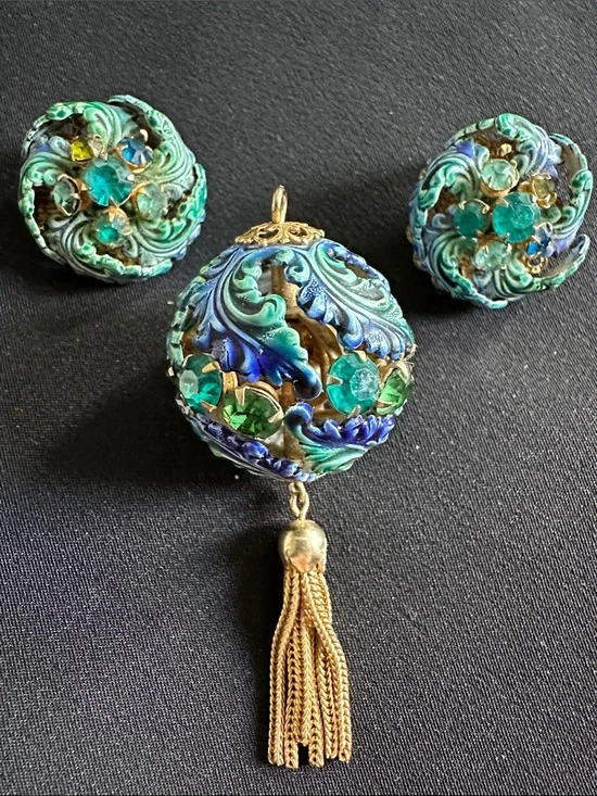 Vintage EUC enamel & rhinestone pendant & clip on earring set in goldtone.