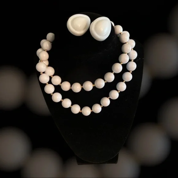 VINTAGE NECKLACE AND MATCHING CLIP ON EARRINGS