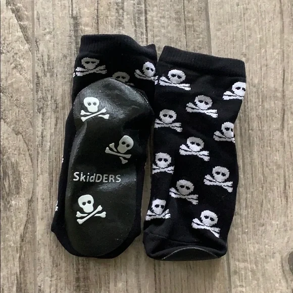 NWOT skiders skull socks