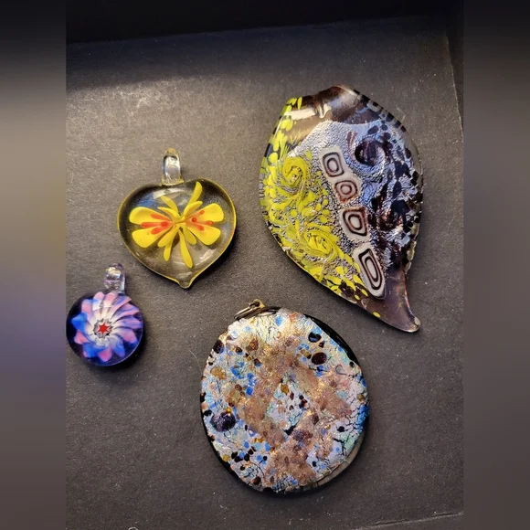 Source‎ Unknown Colorful Glass Pendant Necklace Set