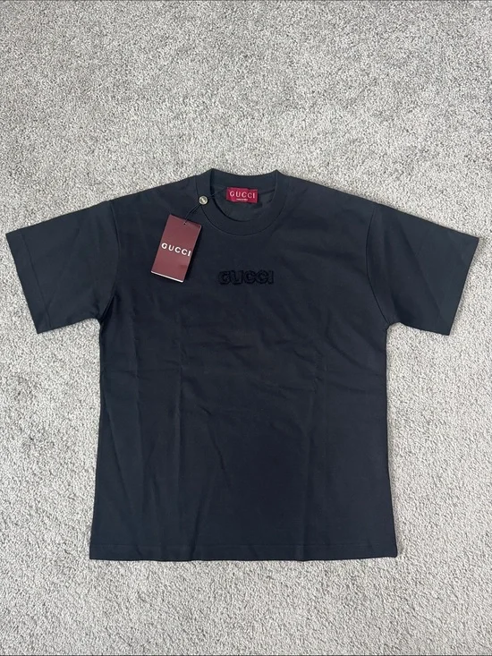 Gucci Black Short Sleeve Crewneck T-Shirt with Tonal Logo length 28’ X wide 20’