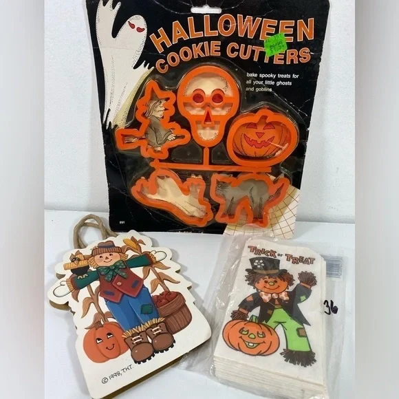Vtg Halloween‎ Trick or Treat Cookie Cutters Orig.  Box New & treat Bags