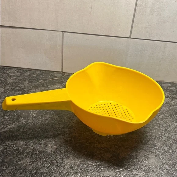 Vintage 8” Bright Yellow Strainer with Handle by Tupperware.  Exc condition
