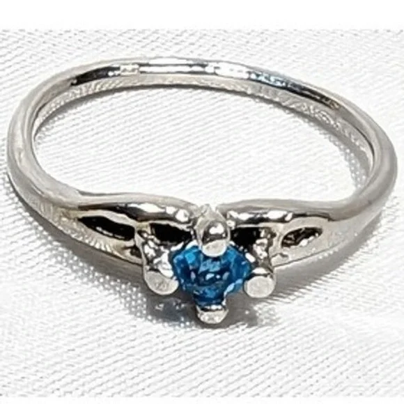 New Costume Jewelry Ring Size 7.75 Light Blue Stone Solitaire Silver Tone Dainty