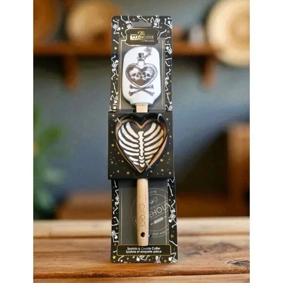 New Halloween Spooky Skull Heart Potion Spatula and Cookie Cutter Set