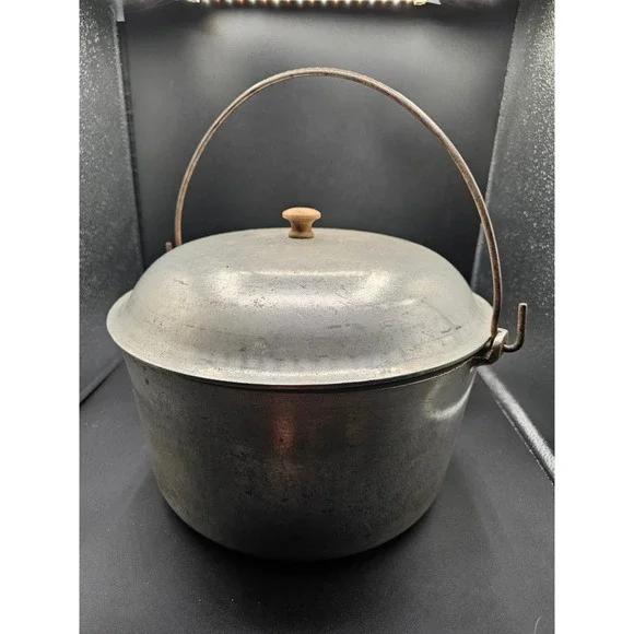 Vintage Majestic Cookware Cast Aluminum Dutch Oven Bail Handle Lid 10.5 Inch