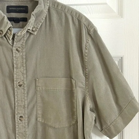 Banana Republic Mens Short Sleeve Button Down‎ Shirt Olive Green Cotton Size M