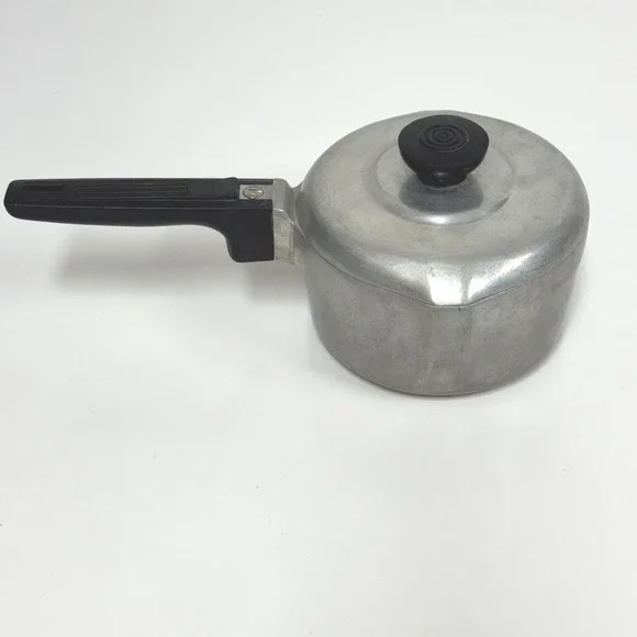 Vintage Wagner Ware Magnalite 1.5 Qt saucepan w/ Lid Double Pour Spout 468 1/2M