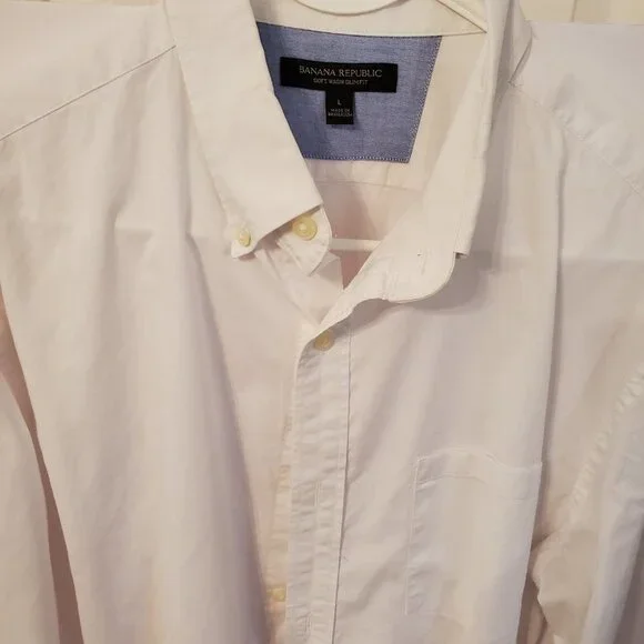 Banana Republic classic button down white shirt Size L. 97% cotton 3%Lycra.