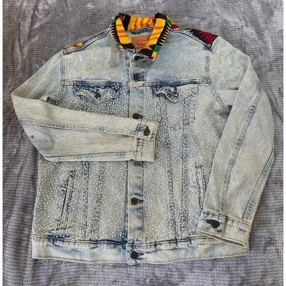 Levi's Custom Rhinestone Studded Denim Trucker Jacket Light Wash Multi Pattern L