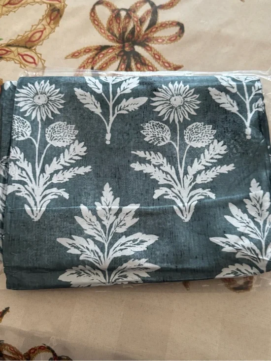 Tablecloth 60×60 Inch Square, Vintage Daisy Green/White