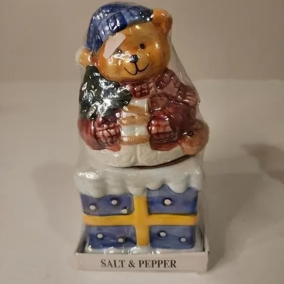 NEW‎ SANTA BEAR SITTING ON PRESENT STACKABLE SALT AND PEPPER SHAKERS