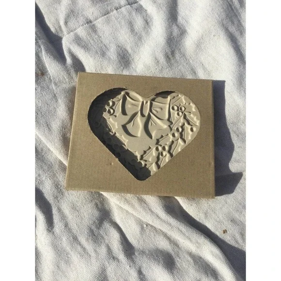 In box Pampered chef mold 2003 wreath family heritage stoneware cookie chocolate
