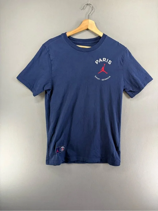 Nike AIR JORDAN x PARIS Saint Germain PSG Graphic T Shirt Navy Blue Size SMALL
