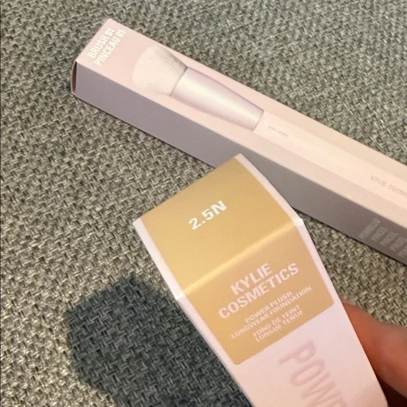 Kylie Cosmetics Power Plush Foundation + Brush 01