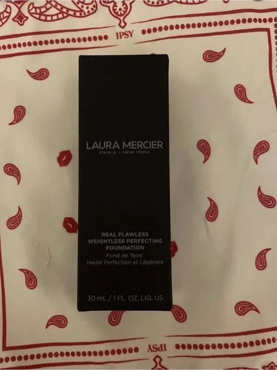 laura mercier Real Flawless Weightless Foundation - Black