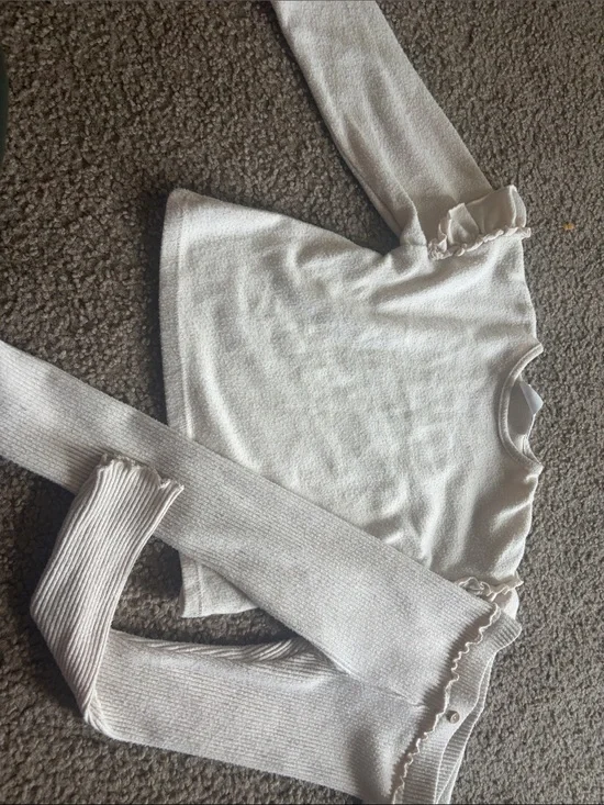 B69 Zara 2pc 3-4y White Set, Pilling