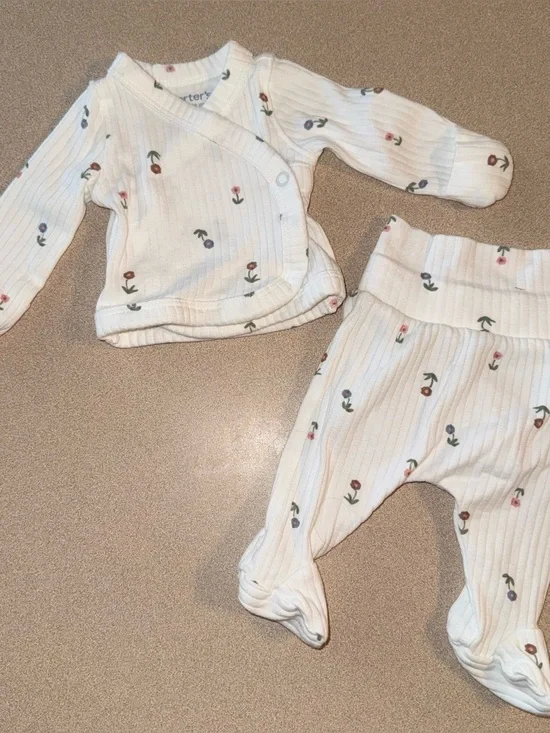 Carter’s baby girl size preemie two piece set white ribbed with flowers