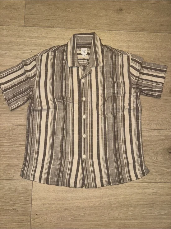 GAP Short Sleeve Vertical Stripe Button-Up Shirt in Brown and Cream