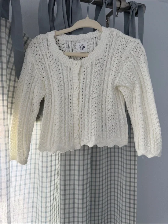 GAP Cream Scalloped Cable Knit Button Cardigan