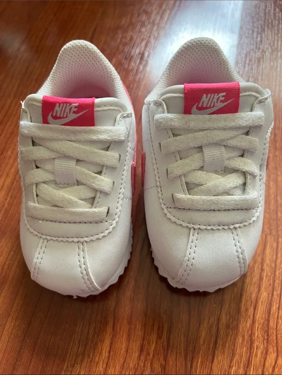 NWOB Nike Toddler White Sneakers with Pink Logo - size 5C