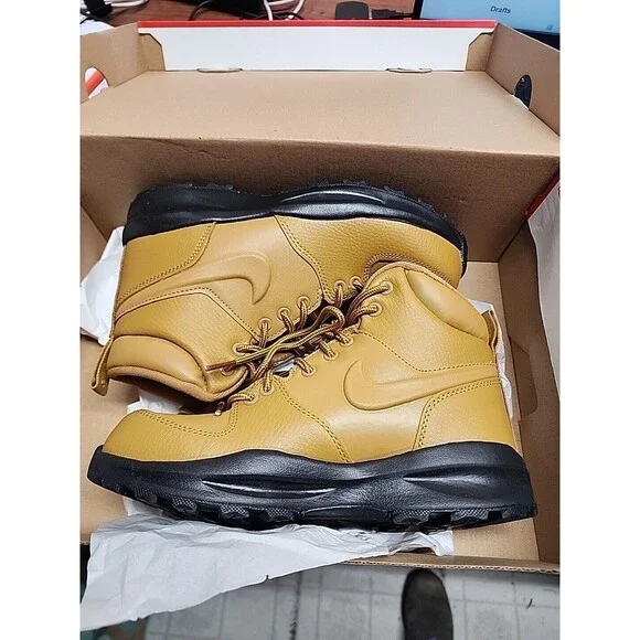 Nike Manoa Leather Boots Wheat/Black BQ5372-700 Size 4Y