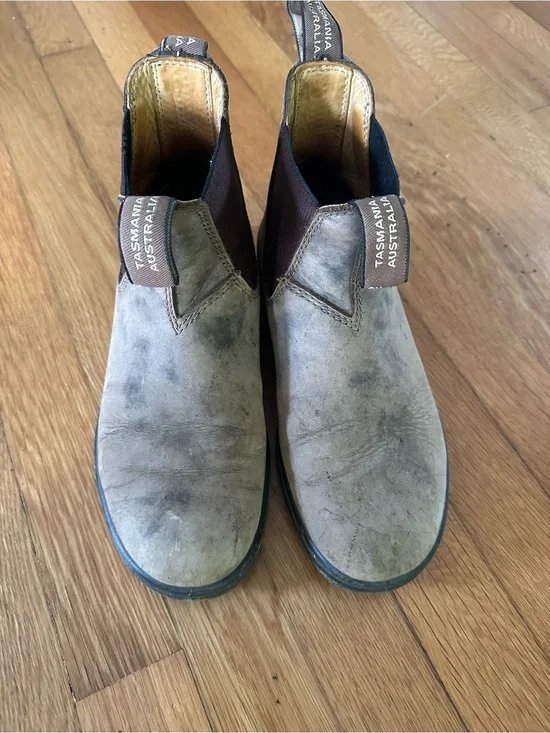 Blundstone Chelsea Ankle Boots in Taupe
