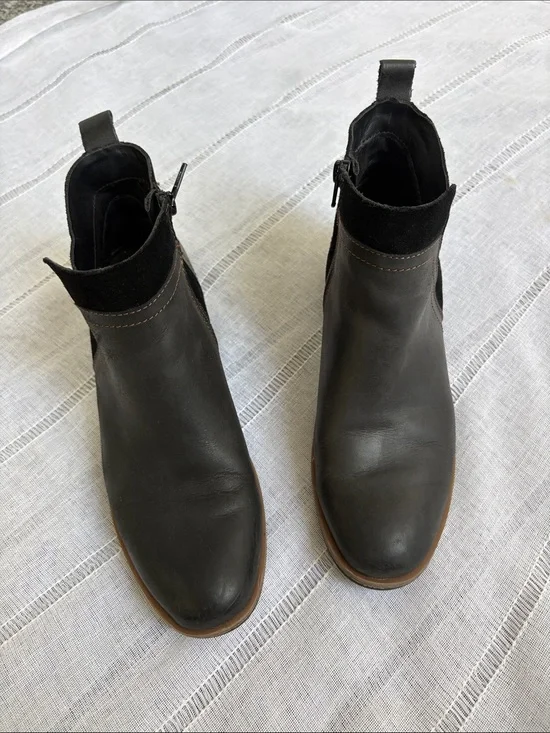 Korks Black Leather and Suede Ankle Booties