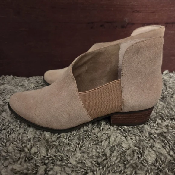 Blondo Izzys Waterproof Genuine Suede‎ Cut Out Block Heel Bootie Size 6 EUC