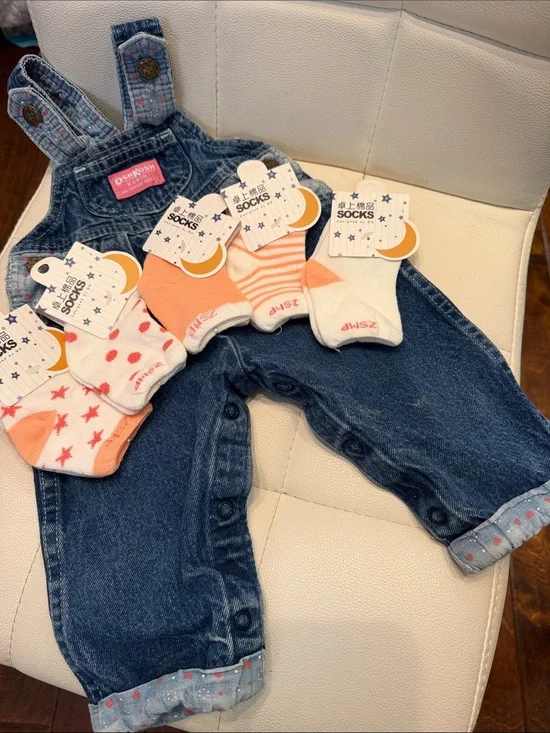 🚼🚼🚼3 for 12$🚼🚼🚼OshKosh B'gosh Denim Overalls/Sock Bundle-3/6 months