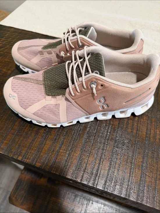 On cloud tennis shoes