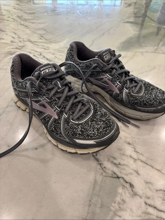 Brooks GTS Women's Black and Grey Running Sneakers with Subtle Mauve Logo
