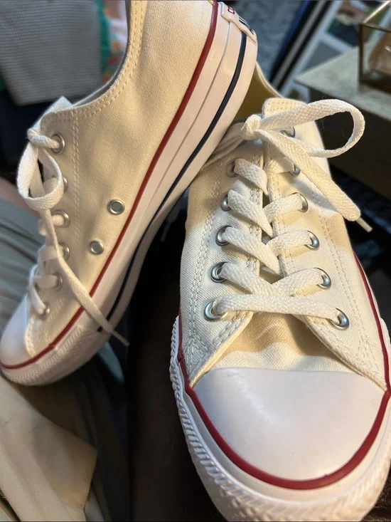 MEN’S Converse Low Top Sneakers in Cream with Red & Blue Stripe  Size 7.5. NEW