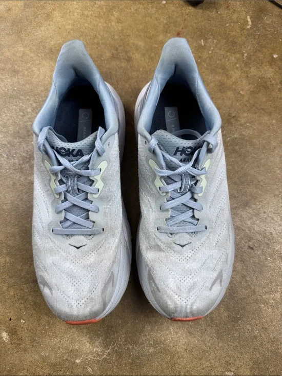 Hoka Arahi 6  Light Blue Lace-Up Running Shoes with Subtle Coral Accent Size: 9