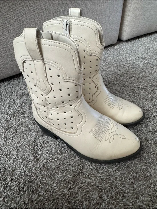 art class Cream Perforated Girls' Western Boots