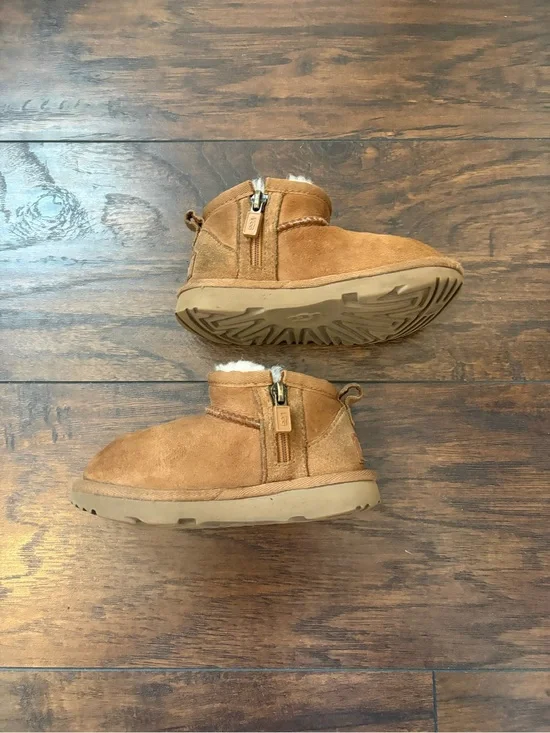UGG Little Kids Chestnut Suede Zip Ankle Boot