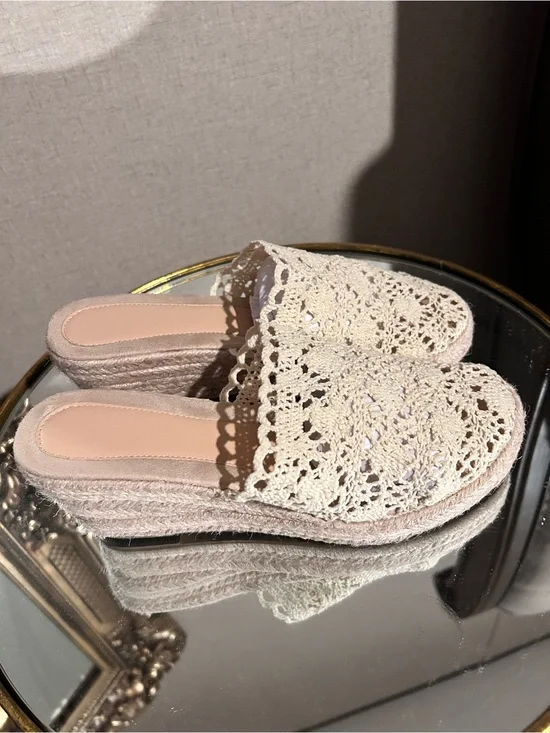 Women’s like new size 7 beige crochet espadrilles