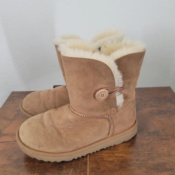 UGG Bailey Button Boots Kids Size 3 Chestnut Brown Suede Shearling 1017400K