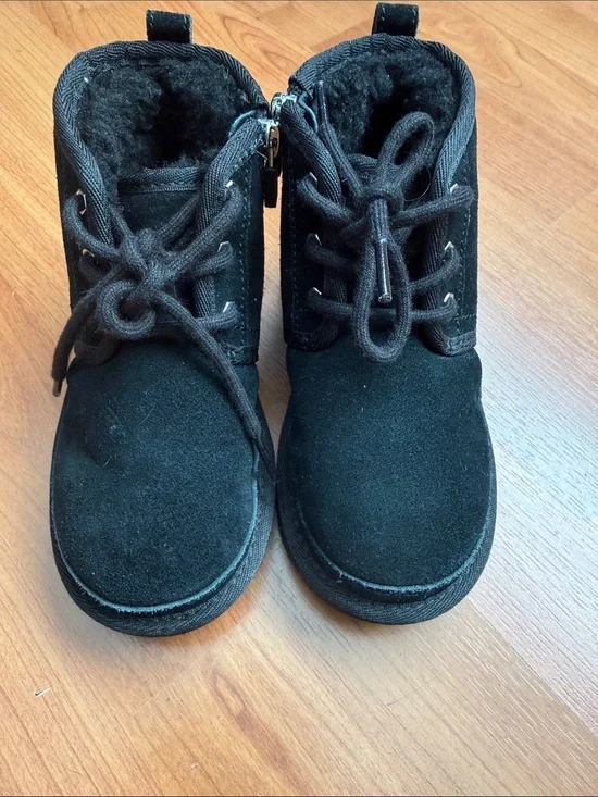 Ugg size 11 Kids Black Cozy Lace-Up Winter Boots new without box