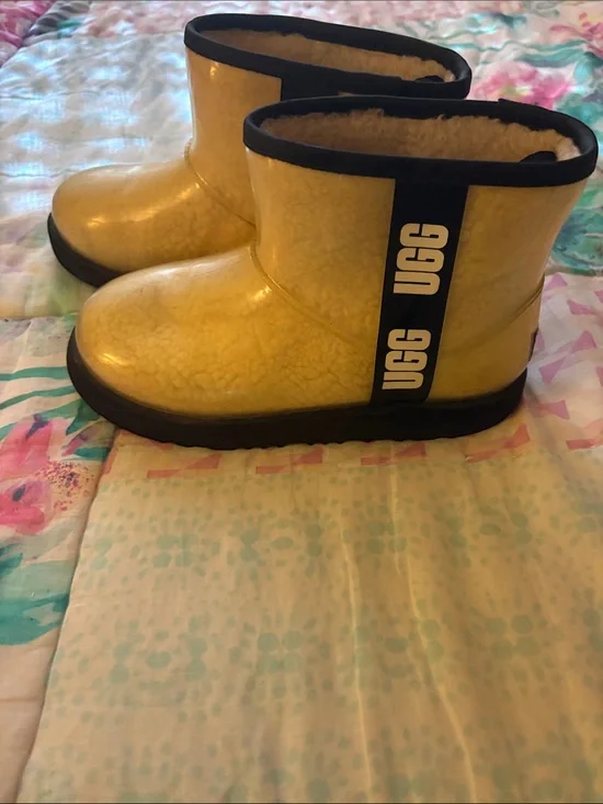 UGG Kids Yellow Sheepskin-Lined Short Boots Size 3.