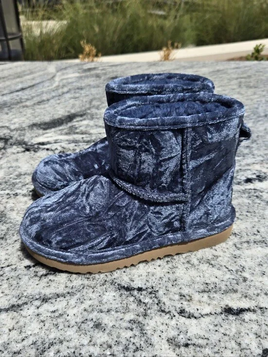 UGG Classic Mini II boots in an ocean blue crushed velvet Sz 13 Little Girls