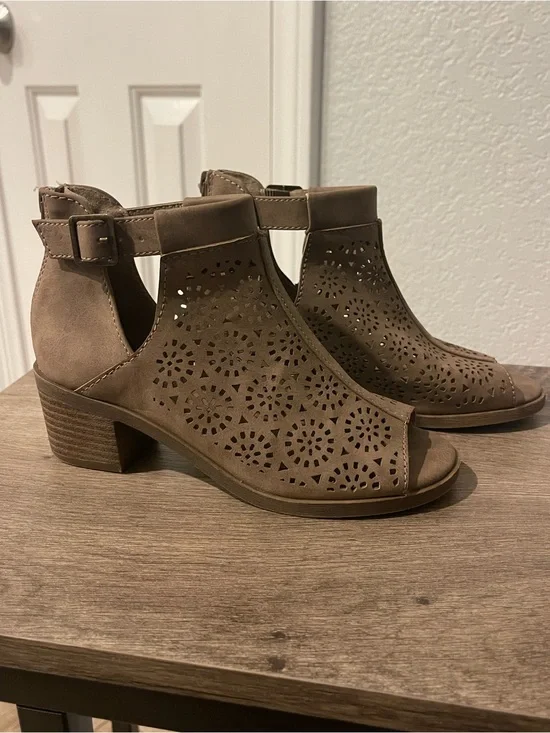 Kids Taupe Laser-Cut Peep-Toe Block Heel Sandals