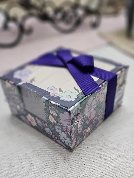Laura Ashley stationary Gift cube Set Floral-patterned Note Pad & Holder NWT