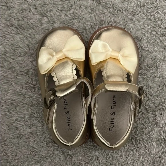 Gold Toddler Girl Dress Shoes with Bow​