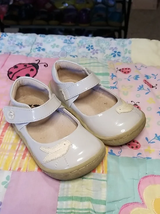 Livie & Luca Grey Patent Leather Mary Janes with Bird Applique Size 7 Pio Pio