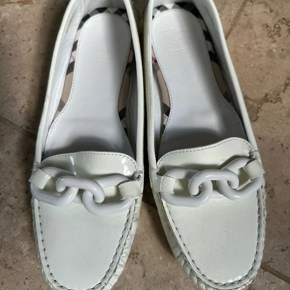 Burberry AUTHENTIC White patent leather, chain link loafer driver size 40.