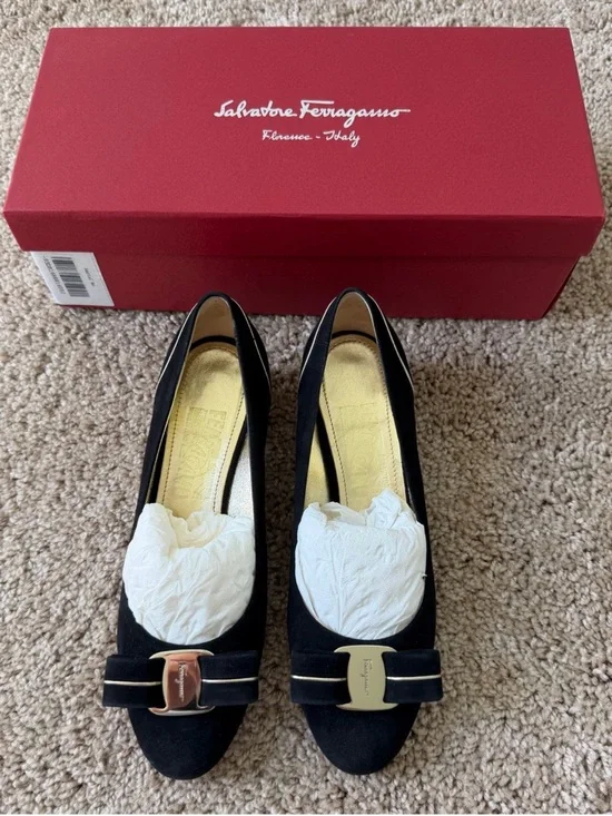 ✨Special Edition✨Salvatore Ferragamo Black Suede Vara Bow Pumps